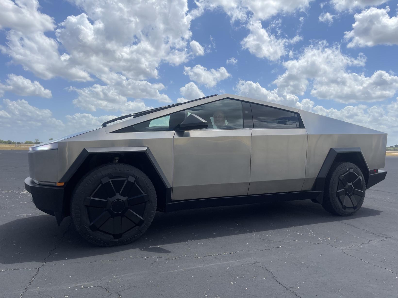 马斯克：Cybertruck零件精度需保持微米级