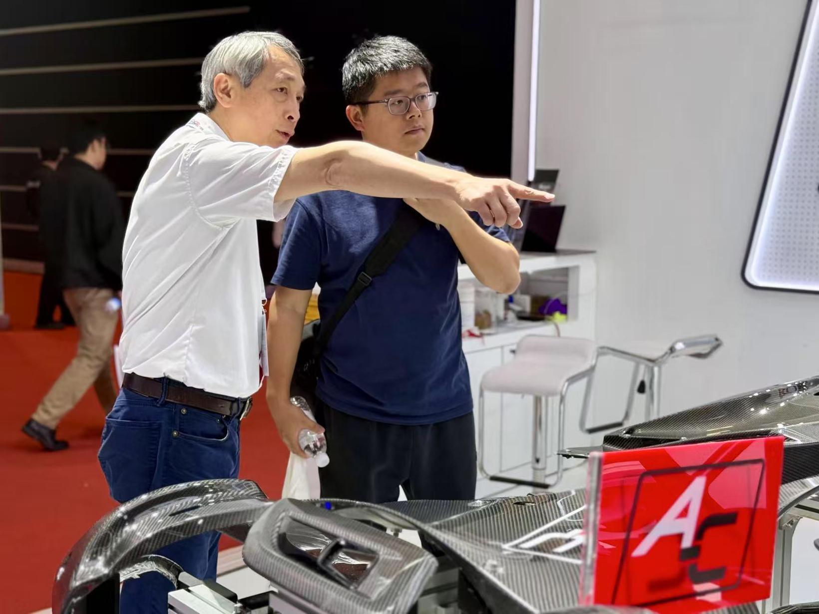 汽车轻量化角逐，艾可迅碳纤维“亮剑”