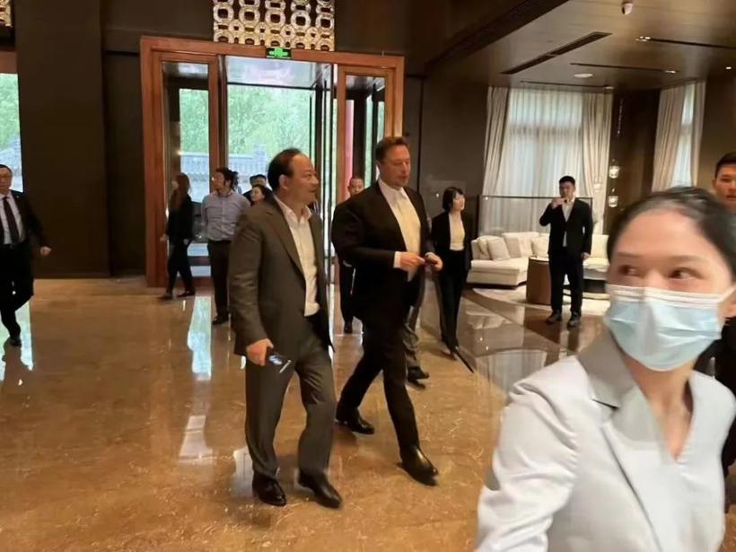 夜访上海工厂，马斯克深绑中国