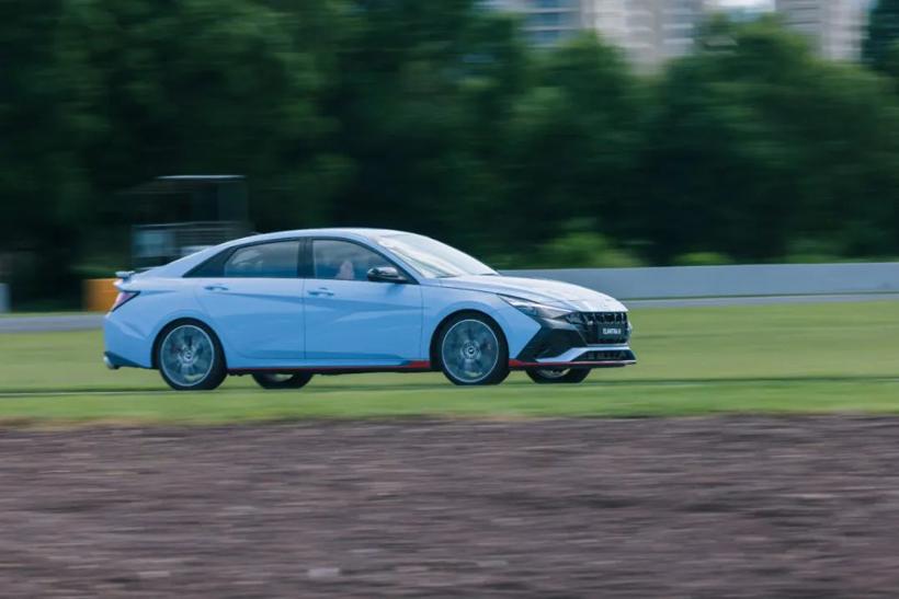 试驾现代ELANTRA N：赛道上的性能“猛兽”，纯粹的驾驶乐趣