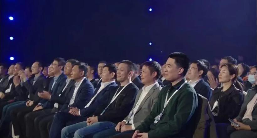 雷军大赞SU7两个小时：直面华为硬刚特斯拉，魏建军沉默，蔚小理打翻五味瓶
