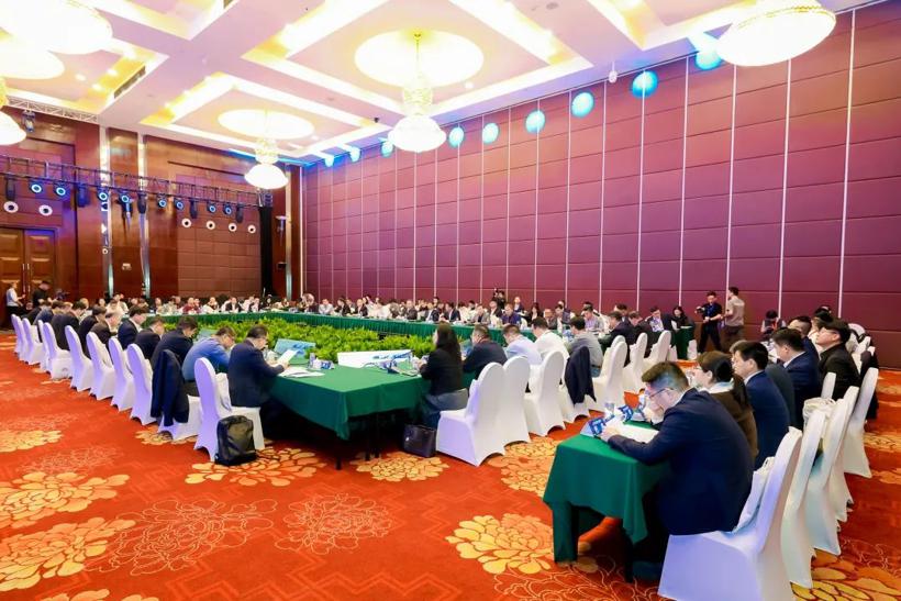 闭门会议成功召开，2025商用车产业发展会议在湖北十堰拉开帷幕