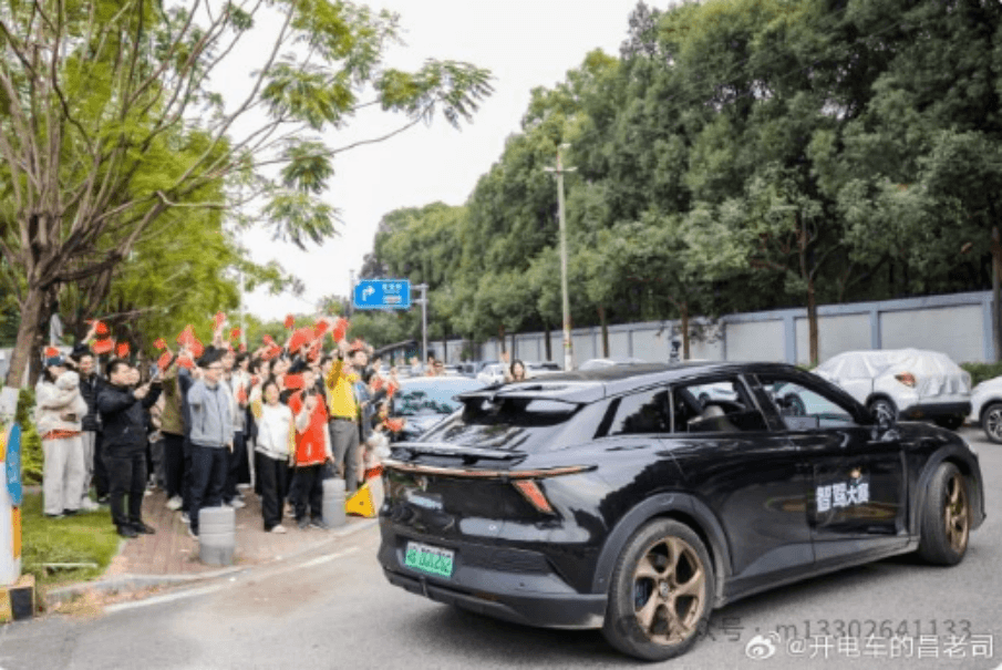 极越车主的“最后”应援：Simo,我们一直都在！
