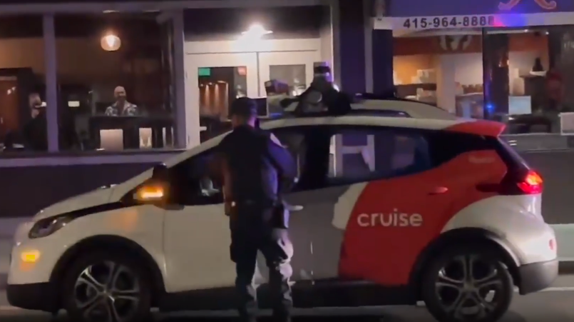 因大灯未开，美国警察拦截Cruise无人驾驶车