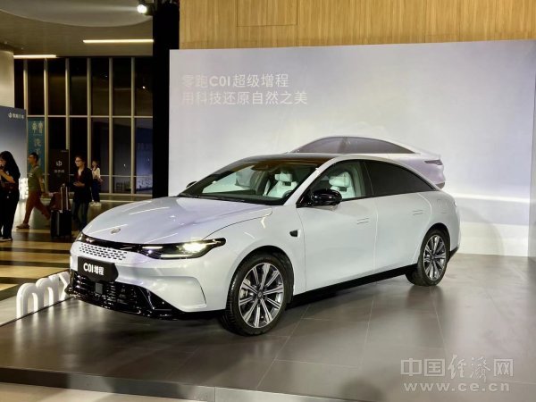 零跑C01补齐“双动力”，超级增程诠释“极致品价比”
