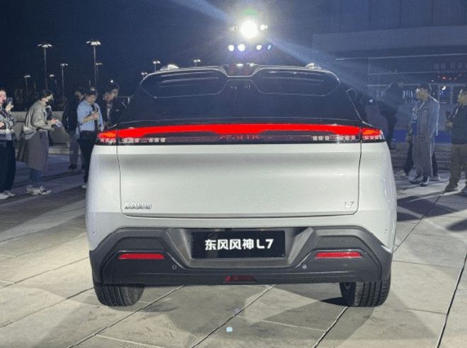 纯电续航205km版售12.99万起 东风风神L7上市交付