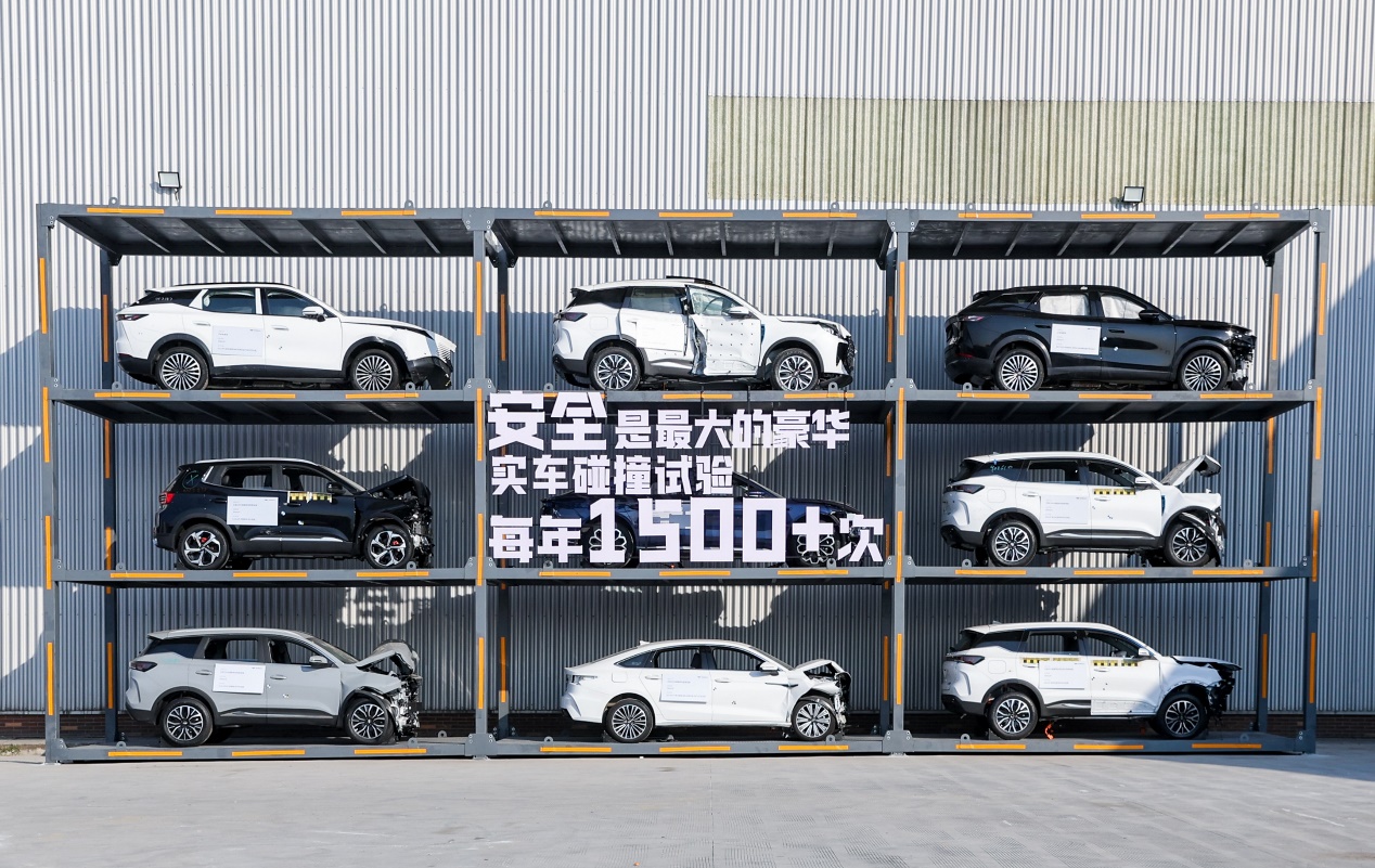 全球直播碰撞上市的奇瑞风云A8L售价10.99万元起，限时低至9.49万元起！