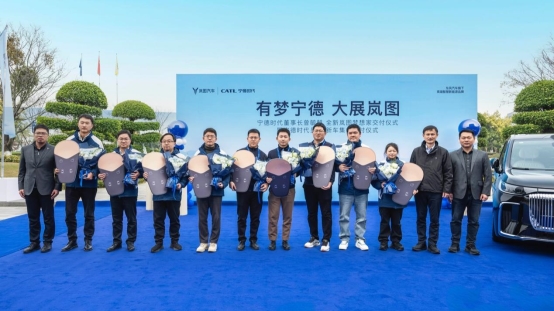 全新岚图梦想家交付宁德时代董事长曾毓群