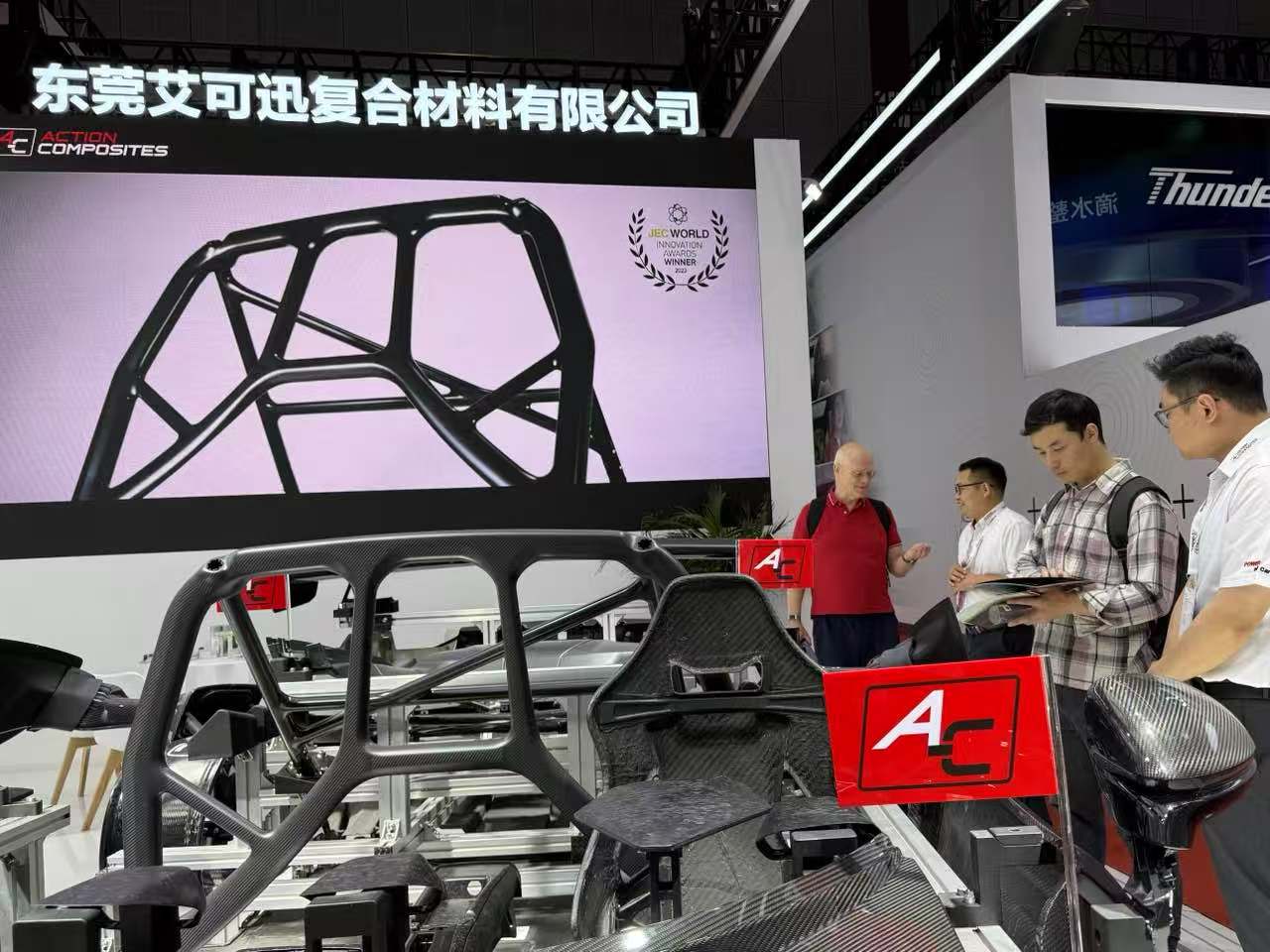 汽车轻量化角逐，艾可迅碳纤维“亮剑”