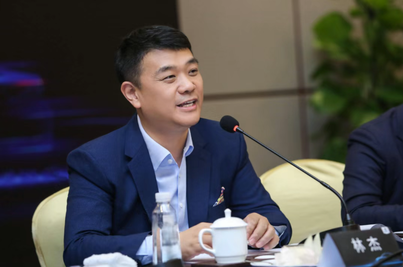 六个姓的银河，两条线的极氪，范峻毅、林杰的操刀，何以给吉利治“并”？