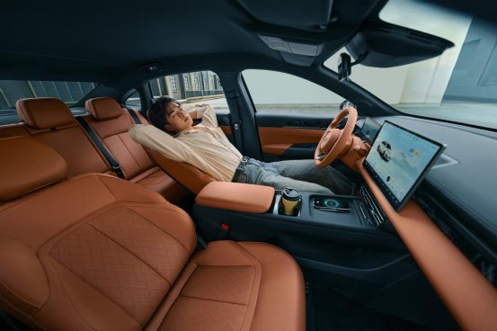限时先享置换一口价！「10万级600续航中级轿车」五菱星光2025款正式上市！